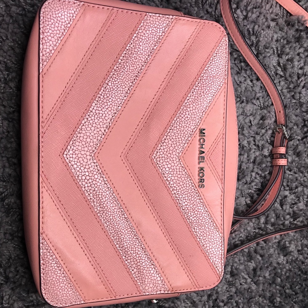 MICHAEL KORS PINK CHEVRON CROSSBODY